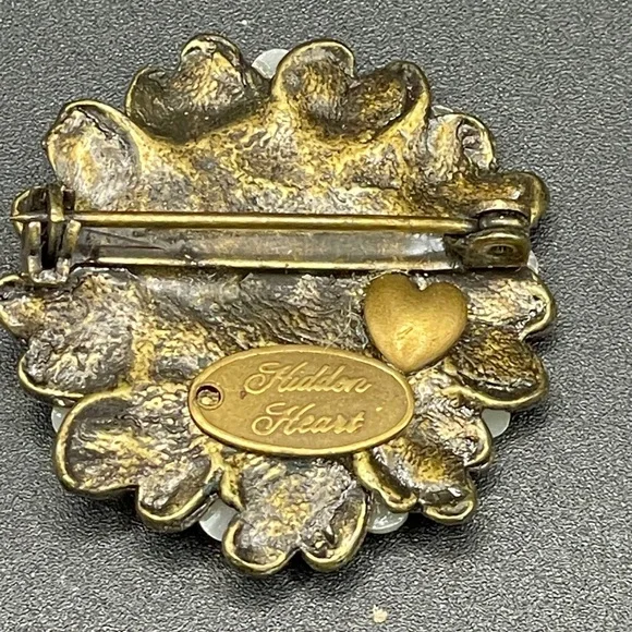 Vintage “Hidden Heart” Gold Filigree Pearl & Crystal Brooch - Exquisite! ✨ - Picture 4 of 9